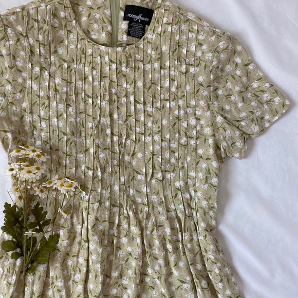 Positive Attitude Dresses & Skirts - Vintage floral laurel green midi/maxi dress